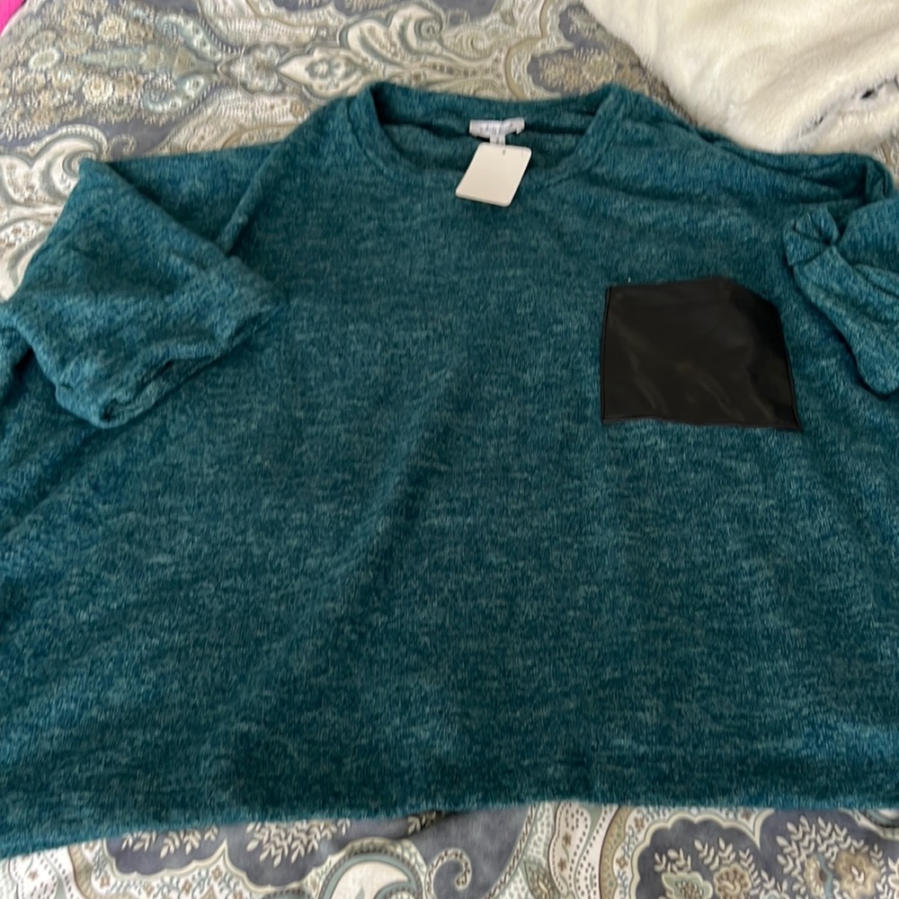 Short sleeve sweater top